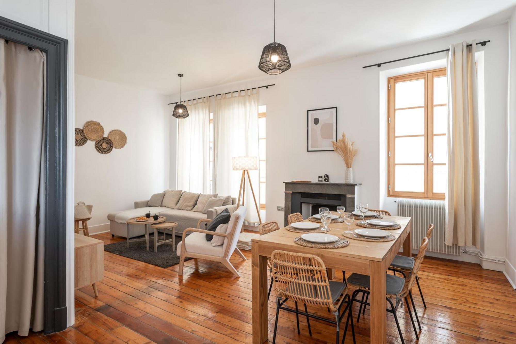 Appartement Spacieux Et Chaleureux Coeur De Ville Chambéry Exterior foto